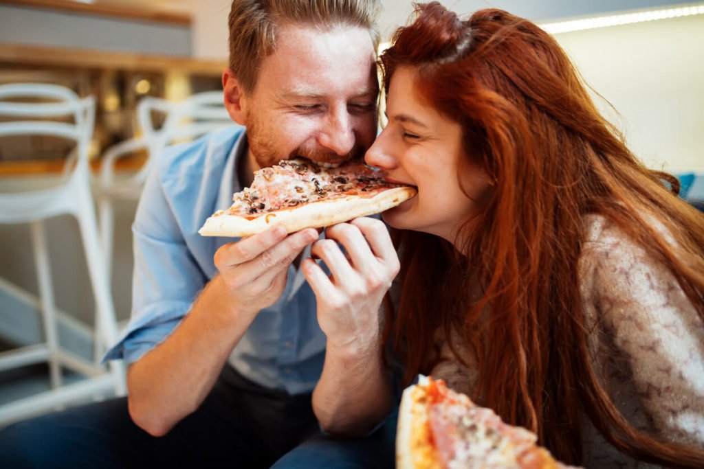 Casal comendo