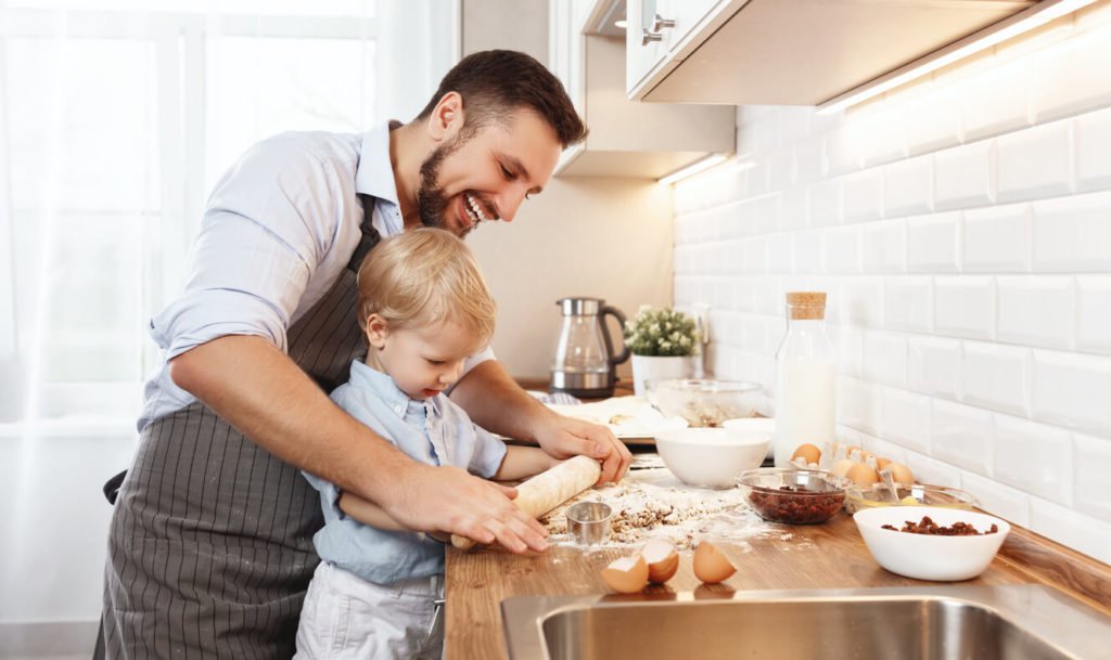 pai ensinando filho a cozinhar